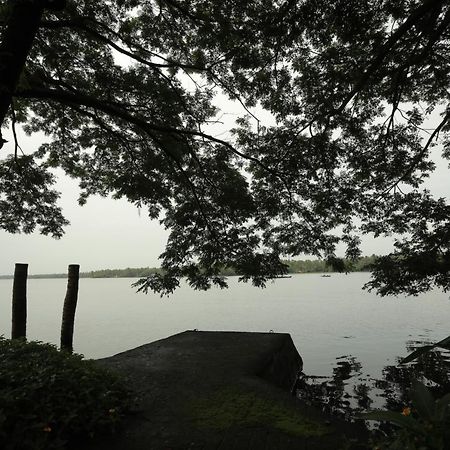 Vismaya Lake Heritage Turavur Exterior photo